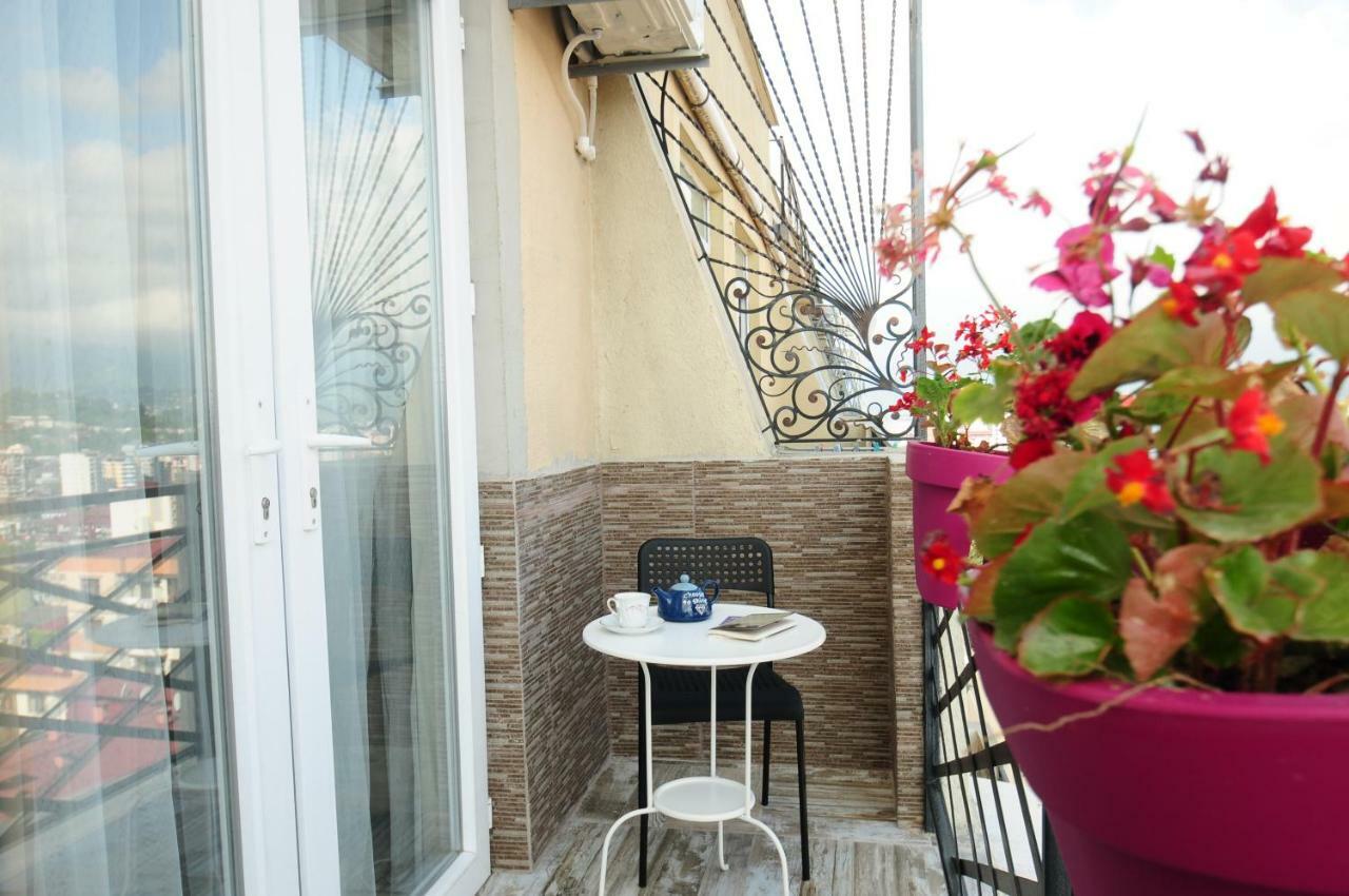 Apartments With A View Of The Trinity Holy Batumi Exterior photo
